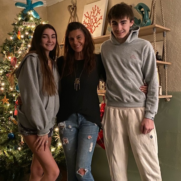 Hi Posh fam - thanks for checking out my closet! - Picture 7 of 11